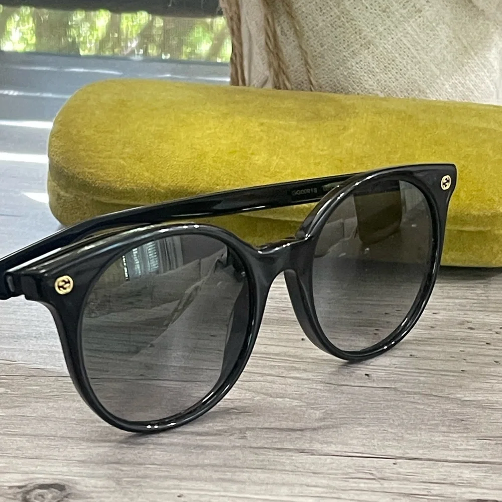 Gucci Elegant Black Sunglasses - Picture 4 of 16